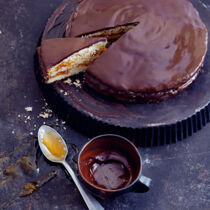 Kleine Mandeltorte mit Marillenkonfitüre