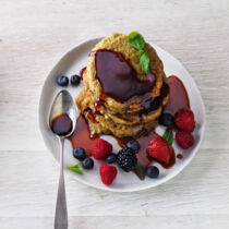 Zucchini-Pancakes mit Dattelsirup und Beeren Zucchini-Pancakes mit Dattelsirup und Beeren