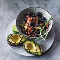 Zucchini-Beerenreis mit gegrillter Avocado Zucchini-Beerenreis mit gegrillter Avocado