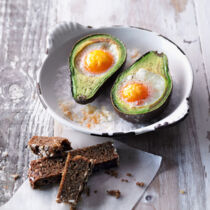 Eivocado aus dem Ofen mit Vollkornbrot Eivocado aus dem Ofen mit Vollkornbrot