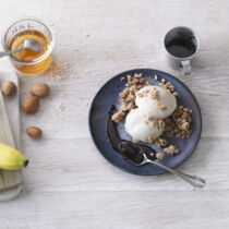 Bananeneis mit Keksteig und Schokosauce