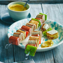 Bratwurstspieße mit Knoblauchbrot Bratwurstspieße mit Knoblauchbrot