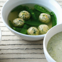 Gemüsebrühe mit Frischkäseklößchen