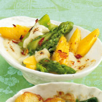 Grüner Spargel mit Mango Grüner Spargel mit Mango