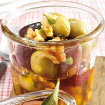 Marinierte Oliven mit Walnüssen Marinierte Oliven mit Walnüssen