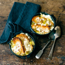 Überbackene Zwiebelsuppe Überbackene Zwiebelsuppe