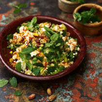 Bulgursalat mit Feta, Pistazien und Harissa-Dressing Bulgursalat mit Feta, Pistazien und Harissa-Dressing