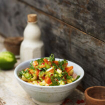 Süßkartoffel-Ananas-Salat mit Erdnuss-Chili-Dressing Süßkartoffel-Ananas-Salat mit Erdnuss-Chili-Dressing