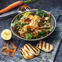 Pastinaken- und Möhrenstreifen mit Tahin-Zitronen-Dressing Pastinaken- und Möhrenstreifen mit Tahin-Zitronen-Dressing