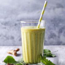 Vitalstoff-Erwachen mit Blättern, Kurkuma und Pekannüssen Vitalstoff-Erwachen mit Blättern, Kurkuma und Pekannüssen