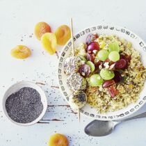 Hirsebowl mit Bananenstick Hirsebowl mit Bananenstick