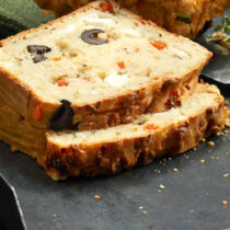 Paprika-Cake mit Feta und Oliven