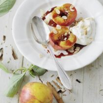 Gewürznektarinen mit Sherrysahne