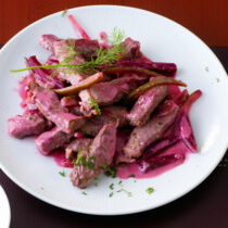 Rindergeschnetzeltes mit saurer Gurke und Roten Beten Rindergeschnetzeltes mit saurer Gurke und Roten Beten