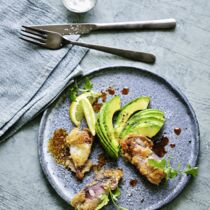 Knusperkalmare auf scharfer Avocado Knusperkalmare auf scharfer Avocado