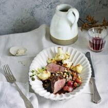 Hirschrücken mit Trauben, Pinienkernen und gebackenem Blumenkohl