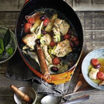 Kaninchen mit schwarzen Oliven und Vanille-Tomaten