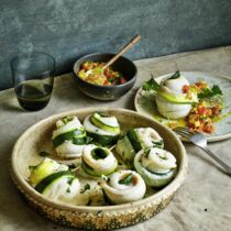 Fisch-Involtini mit Zucchini und Tomaten-Pfirsich-Relish