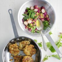 Radieschen-Gemüse mit Pinienkernen undFischfrikadellen