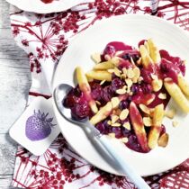 Süße Schupfnudeln mit Beeren-Sauce