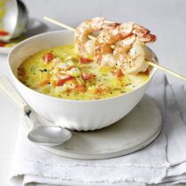 Currysuppe mit Garnelenspießen