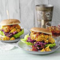 Blumenkohlsteaks mit Coleslaw im Burger