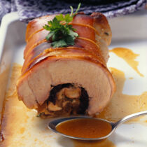 Spanferkelrollbraten mit Pflaumen und Aprikosen