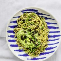 Edamamenudeln mit Avocado-Ingwer-Pesto