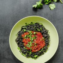 Schwarze-Bohnen-Spaghetti mit Salsa