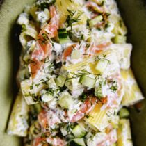 Nudelsalat mit Zitronenmascarpone und Lachs