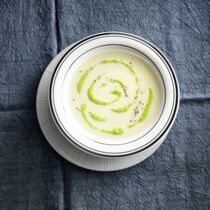 Chicorée-Cremesuppe mit Feldsalat-Pesto