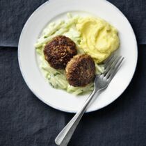 Omas Rehfrikadellen mit Kartoffelpüree und Rahmkohlrabi