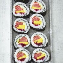 Lachs-Mango-Maki mit Sprossen Lachs-Mango-Maki mit Sprossen