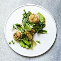 Erbsen-Minzpüree mit Jakobsmuscheln und brauner Limettenbutter Erbsen-Minzpüree mit Jakobsmuscheln und brauner Limettenbutter
