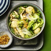 Glasnudelsuppe mit Pilzen und Fleischbällchen Glasnudelsuppe mit Pilzen und Fleischbällchen