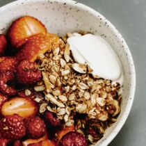 Cashew-Creme mit Beeren