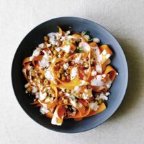 Scharfer Möhrensalat mit Kichererbsen Scharfer Möhrensalat mit Kichererbsen