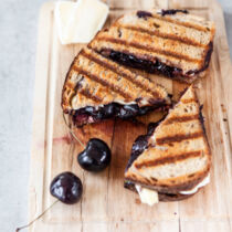 Grilled Cheese mit Brie und Kirschen