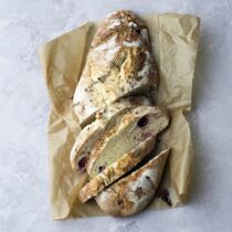 Knusperbrot mit Käse und Trauben