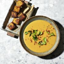 Pastinaken-Erdnuss-Suppe mit Tofuspießchen Pastinaken-Erdnuss-Suppe mit Tofuspießchen