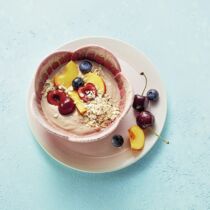 Nussjoghurt mit Obst und Haferflocken