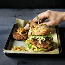 Burger mit Wodka-Mayo und Coleslaw