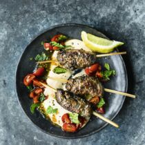 Rinder-Köfte mit Tahin und Salsa Rinder-Köfte mit Tahin und Salsa