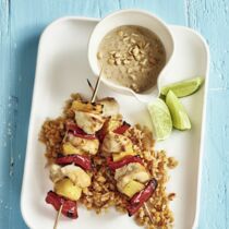 Grillspieße mit Erdnuss-Sauce und Linsen-Basmati Grillspieße mit Erdnuss-Sauce und Linsen-Basmati