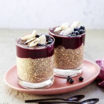Chia-Pudding mit Acai- und Heidelbeeren