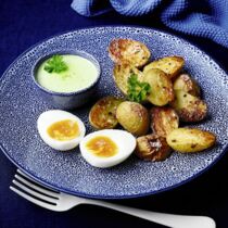 Ofenkartoffeln mit grüner Sauce und wachsweichem Ei