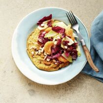 Kurkuma-Omelett mit Radicchio-Salat