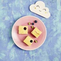 Ofenpfannkuchen mit Nussmus und Beeren Ofenpfannkuchen mit Nussmus und Beeren