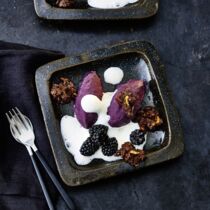 Cashew-Brombeer-Nocken 
mit Schoko-Flakes