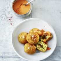 Knusprige Reisbällchen 
mit Paprikadip